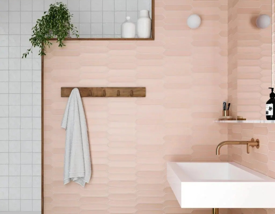 łazienka retro, w różowych płytkach
